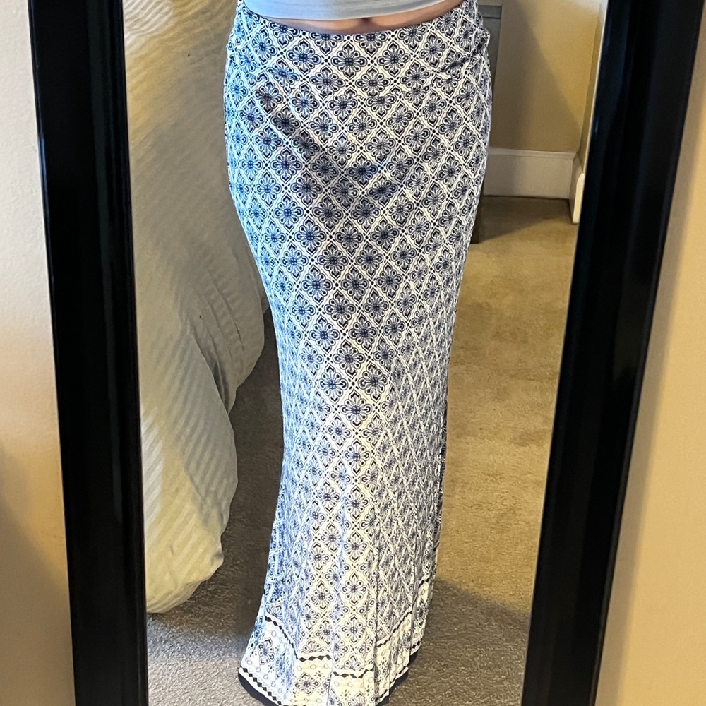 NWT Max Studio Navy and White Maxi Skirt - Size large